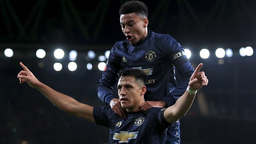 Sanchez helps down Arsenal as Solskjaer's winning streak continues