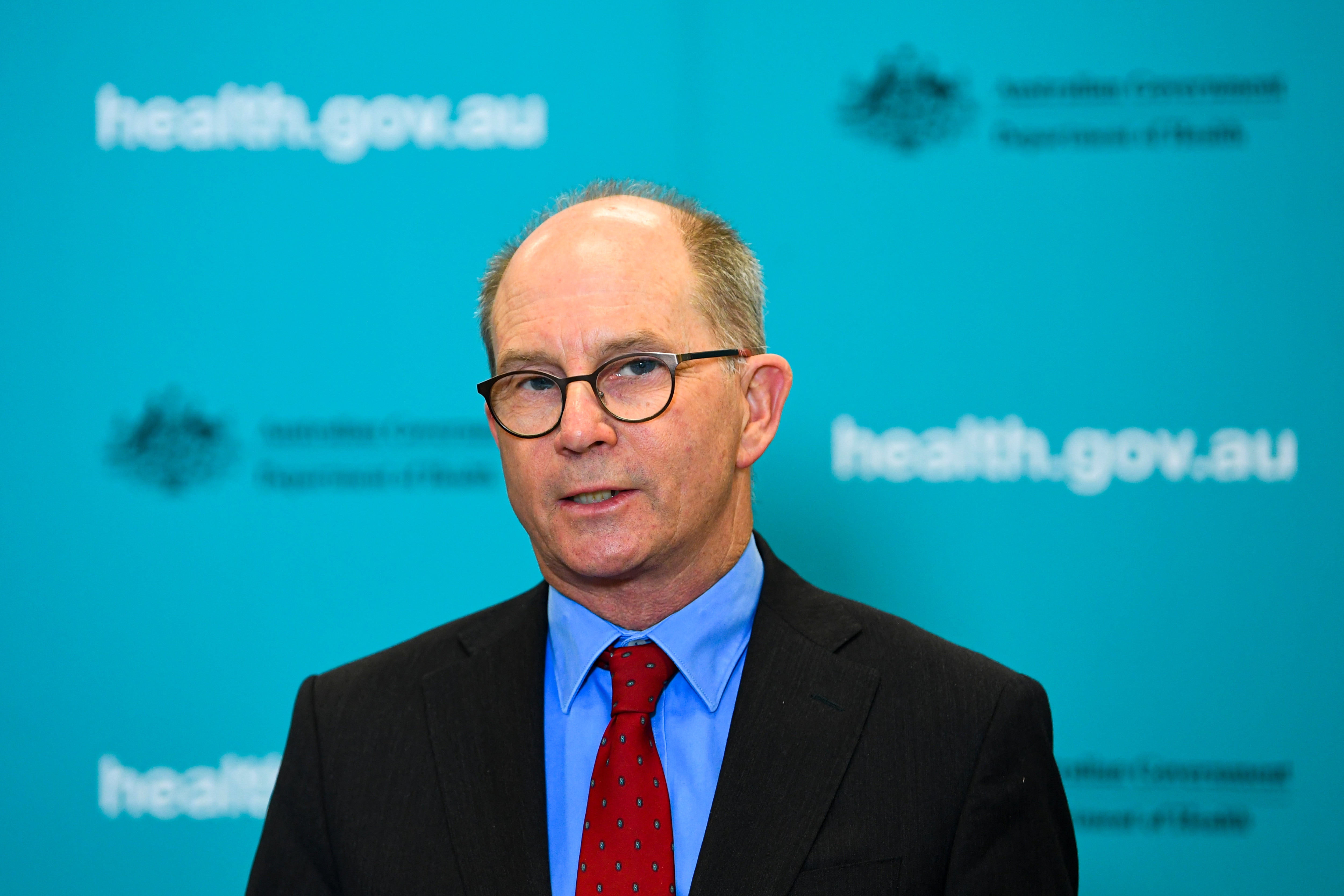 Le médecin-chef australien Paul Kelly s'adresse aux médias lors d'une conférence de presse à Canberra le 13 janvier 2021.