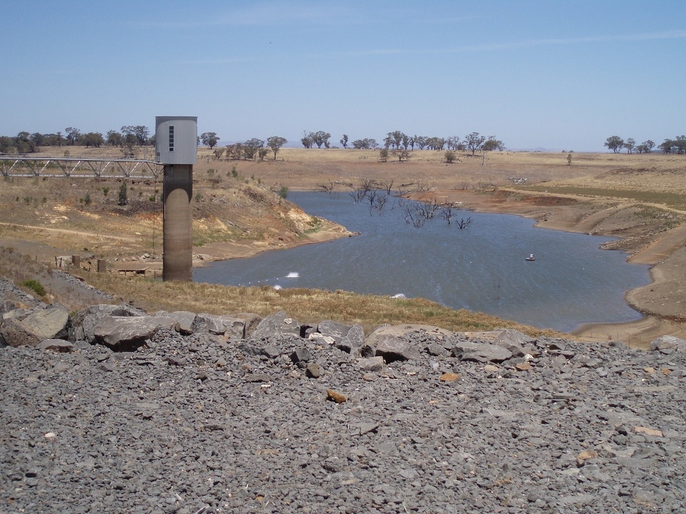 2007: Regional Victorians experiened extreme water shortages during the drought.
