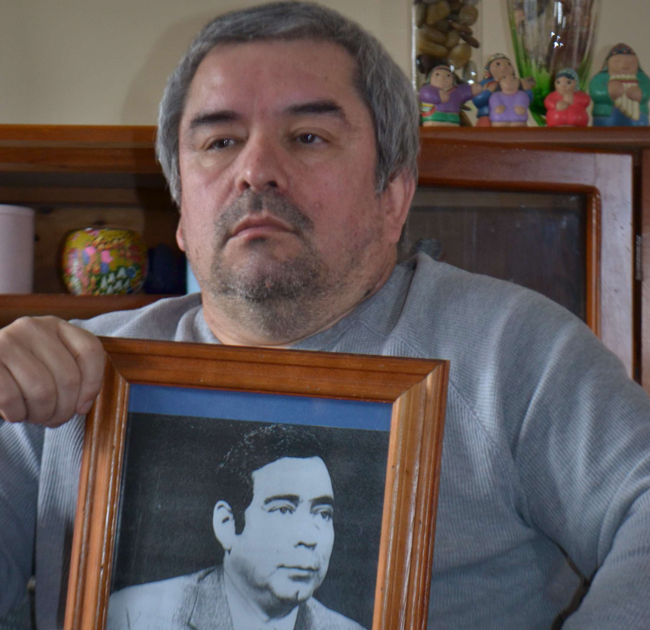 Ivñan Donato con la foto de su padre