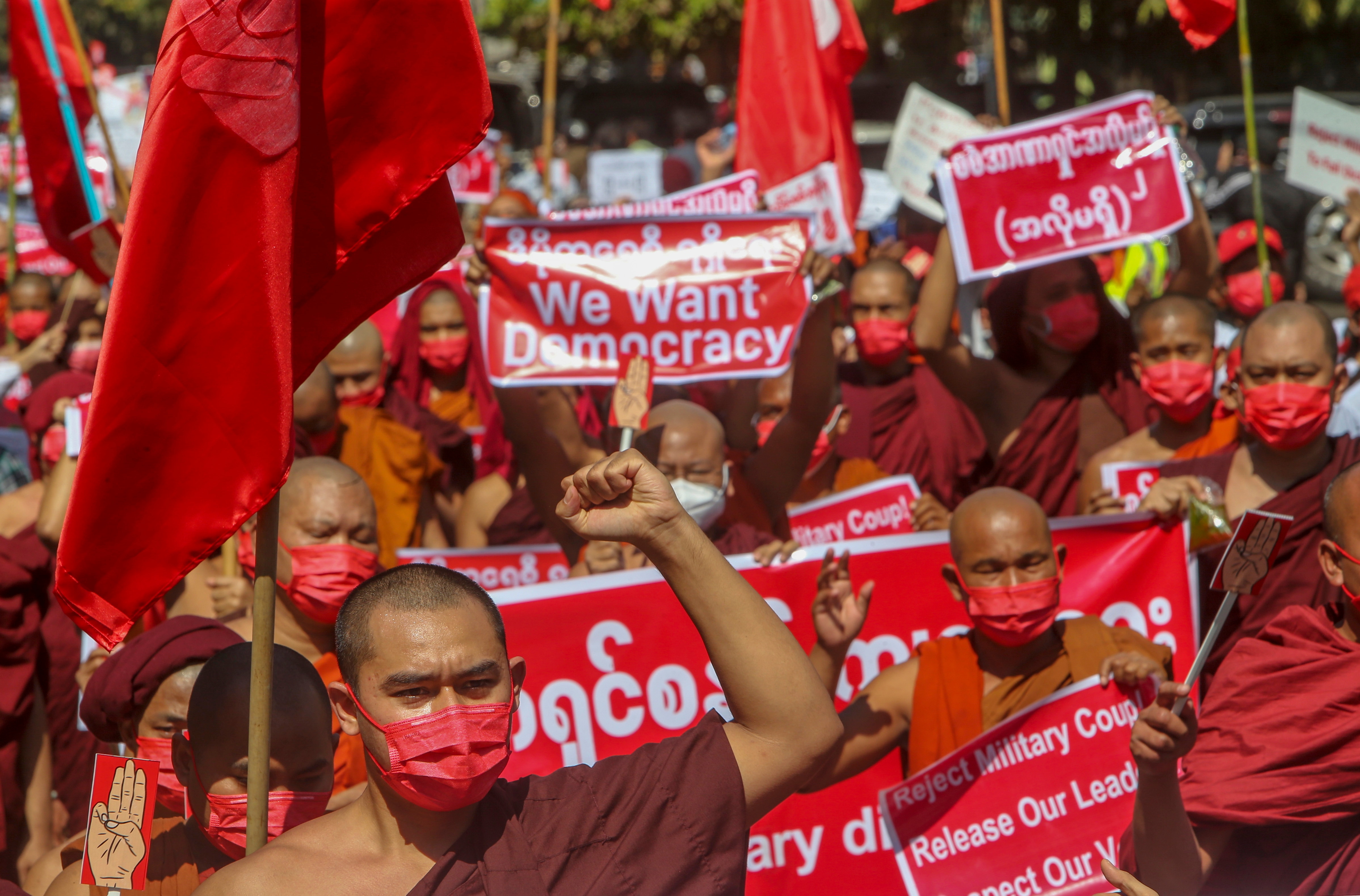 Des moines bouddhistes lors d'une marche de protestation contre le coup d'État militaire à Mandalay, au Myanmar, le mercredi 10 février 2021