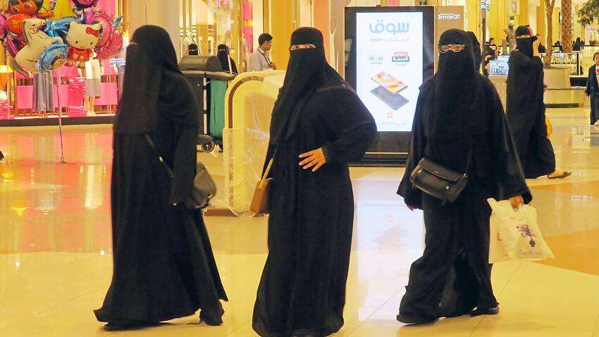 Saudi women should have choice whether to wear abaya robe: crown prince ...