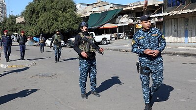 Die irakischen Sicherheitskräfte sichern die Straße zum Ort der Bombenanschläge im Zentrum von Bagdad