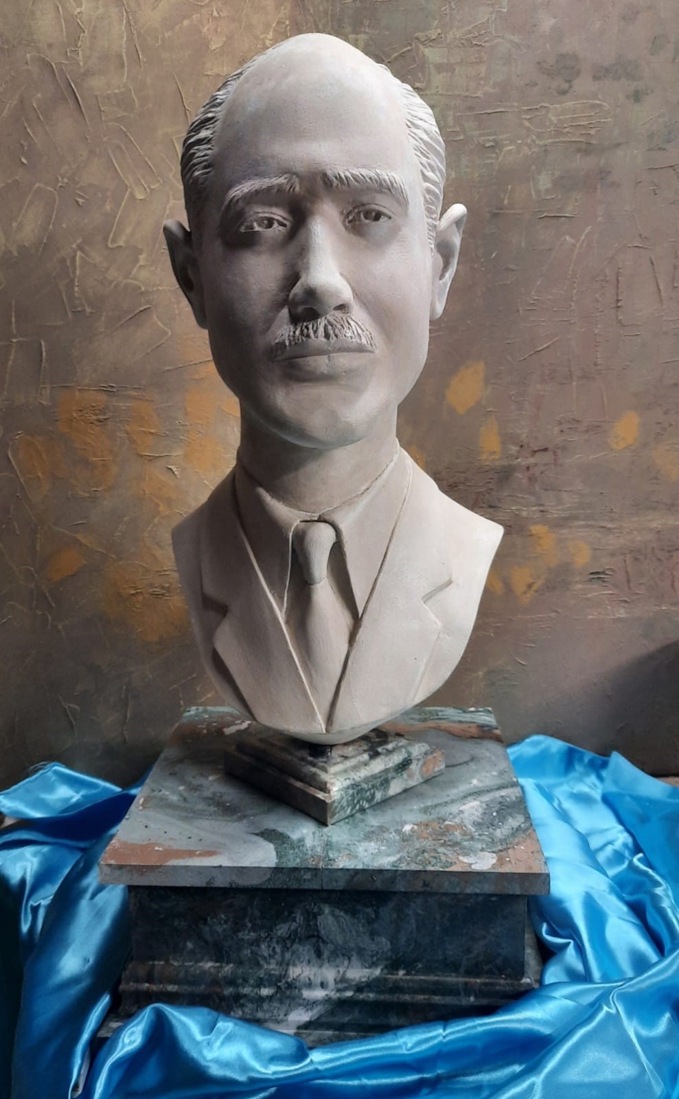 تمثال يجسد صورة والده الفنان فؤاد تومايان 