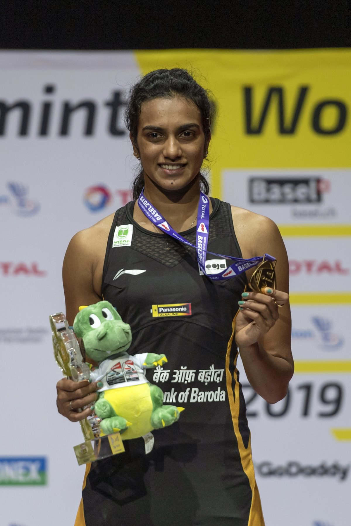 SBS Language | PV Sindhu becomes first Indian to win World ...