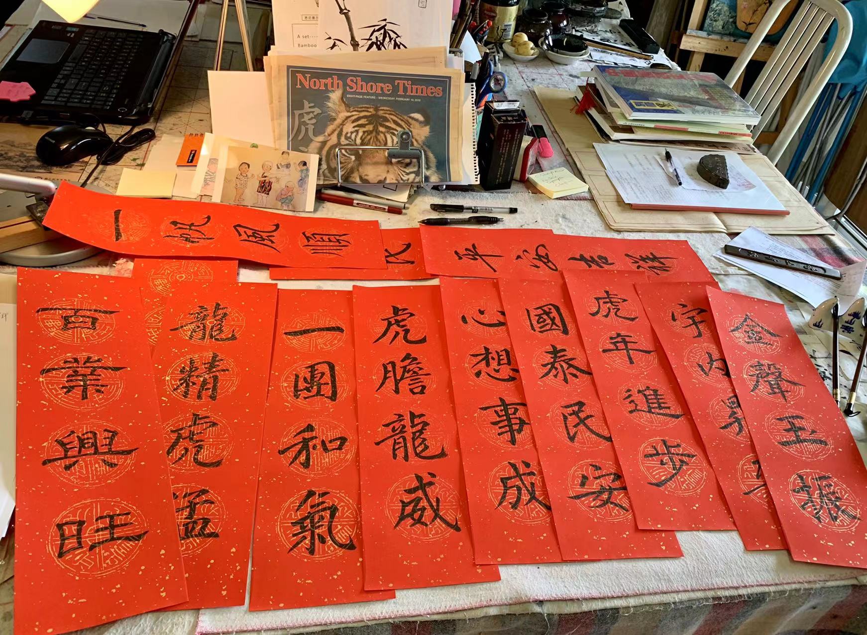 張老師為 SBS 中文揮毫，秀麗的字體後是浸淫多年的成果。