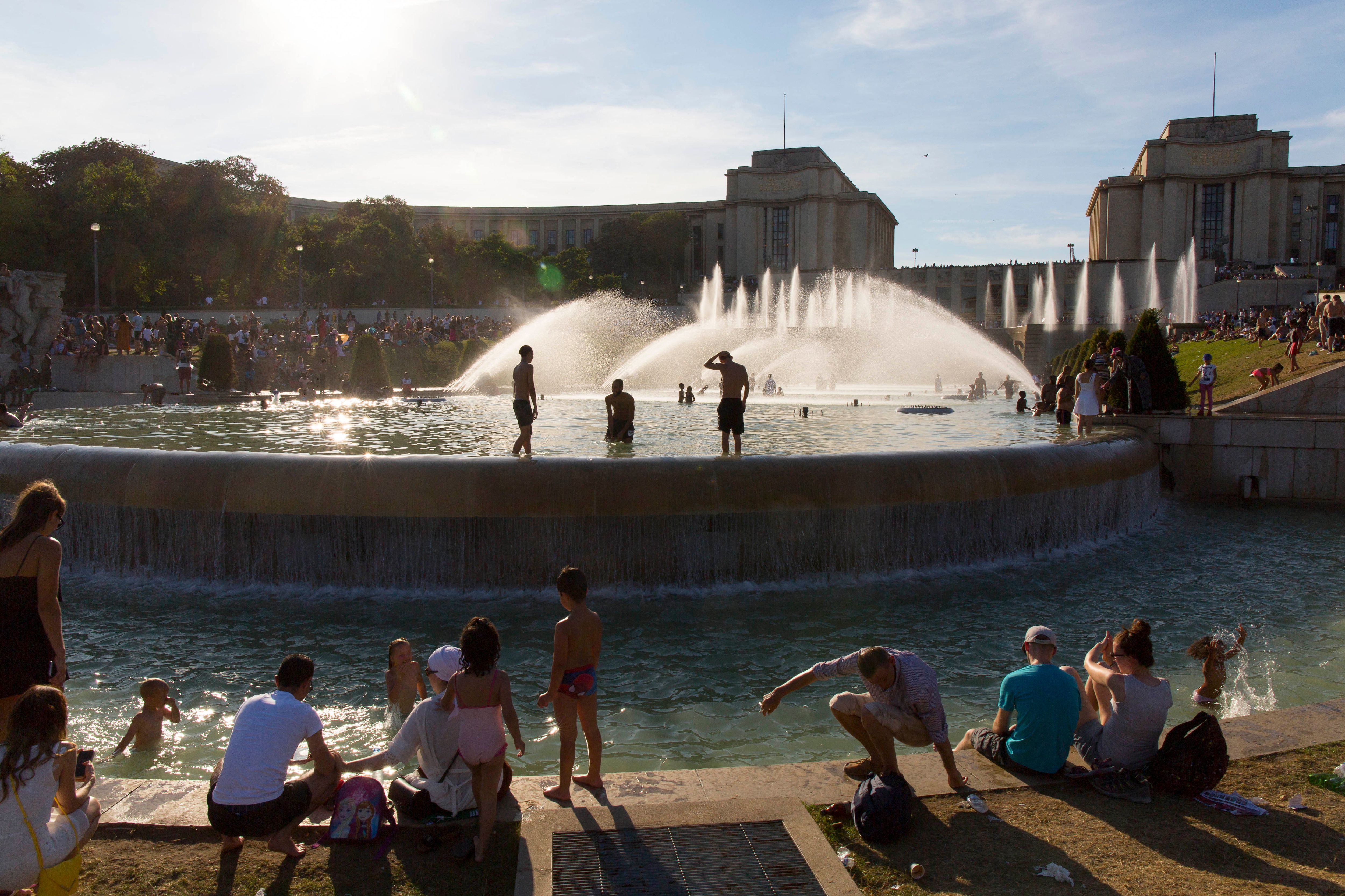 The French capital prepares pools, parks and 
