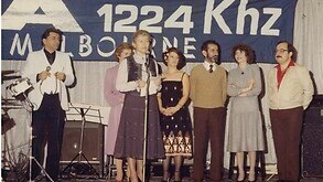 Η Κούλα Μπίτση (στο κέντρο) μαζί με συνεργάτες της εκείνη την εποχή.