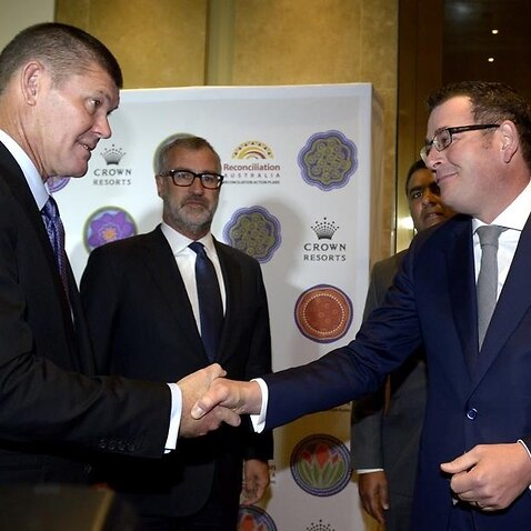 Crown's James Packer (l) shakes hands with Daniel Andrews.