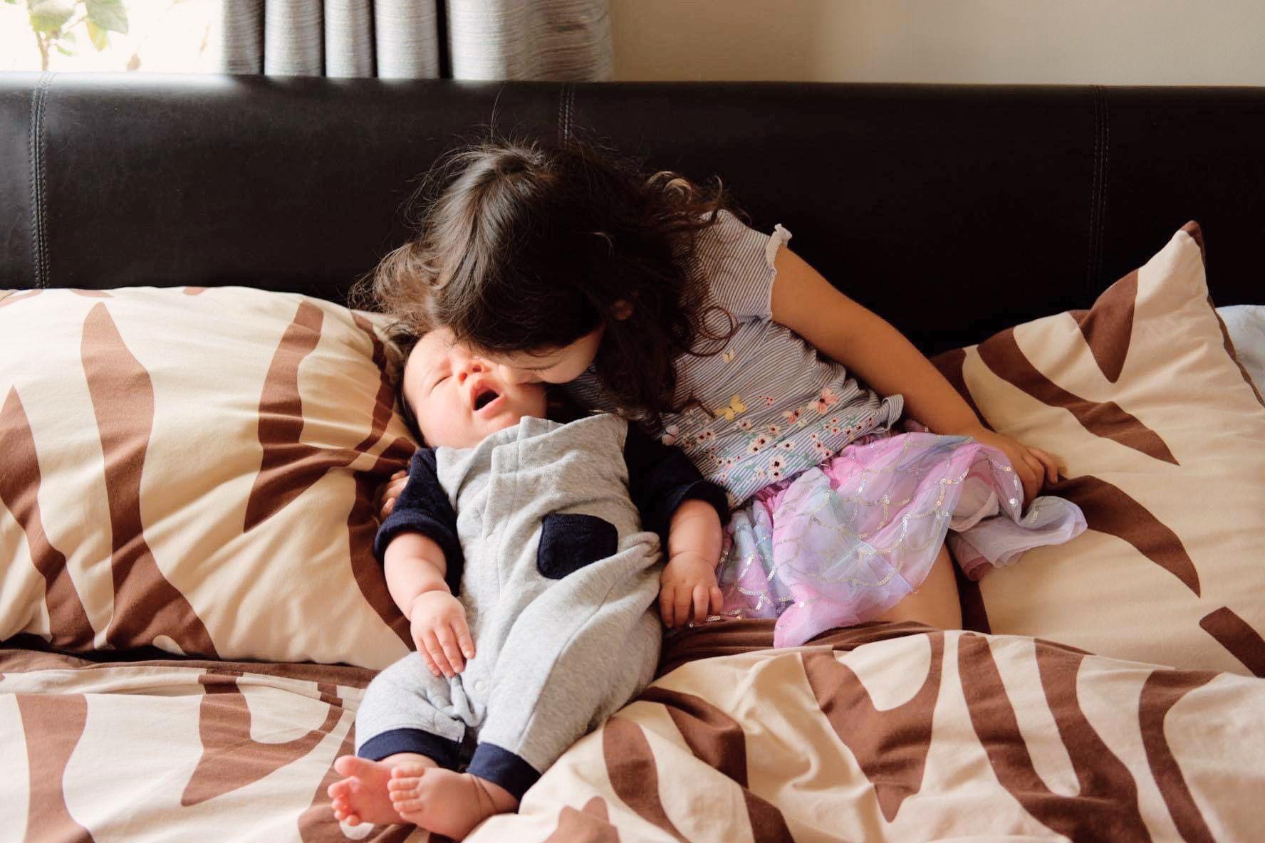 Bị trêu "Mẹ có em bé rồi không thương con nữa đâu" bé gái ném em trai xuống lầu