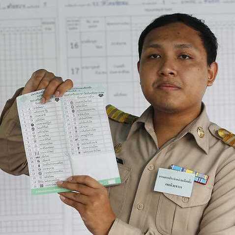 เจ้าหน้าที่นับคะแนนเลือกตั้งหลังปิดหีบเลือกตั้งในการเลือกตั้งทั่วไปของไทย 24 มี.ค. ที่ผ่านมา (AAP)