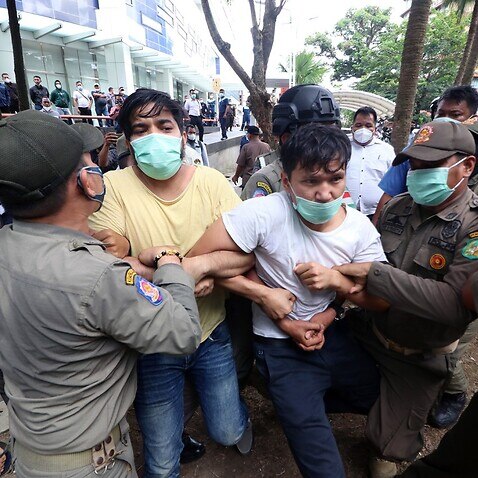 Polis, gece Endonezya'daki BM ofislerinin dışında kalmaya çalışan mültecileri dağıtıyor