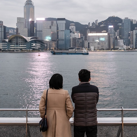 Ein Paar ist am Victoria Harbour in Tsim Sha Tsui zu sehen