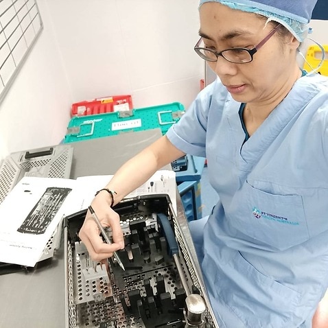 คุณหน่อง Sterilisation Technologist (CSSD) กับอุปกรณ์สำหรับการผ่าตัดกระดูก