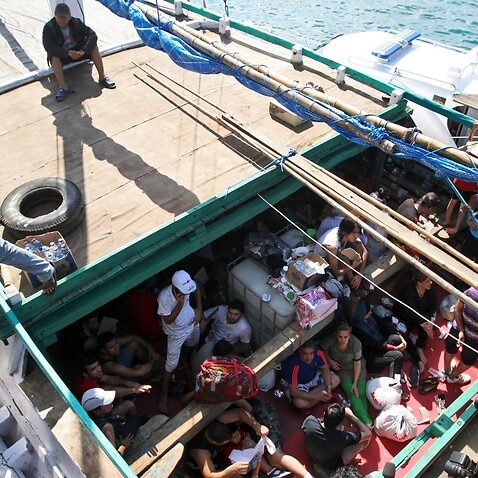 یک عکس گرفته شده در قایقی در آب های اندونزی در سال ۲۰۱۳ که گروهی از پناهجویان ایرانی را نشان می دهد.