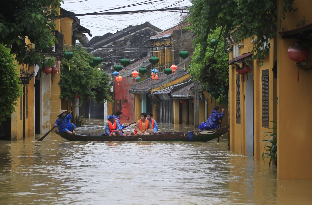 Typhoon Damrey floods Vietnam's tourist city Hoi An as death toll rises ...