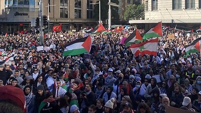 Im Rathaus von Sydney versammeln sich große Menschenmengen, um gegen die eskalierende Gewalt zwischen Israel und palästinensischen Militanten im Gazastreifen zu protestieren.