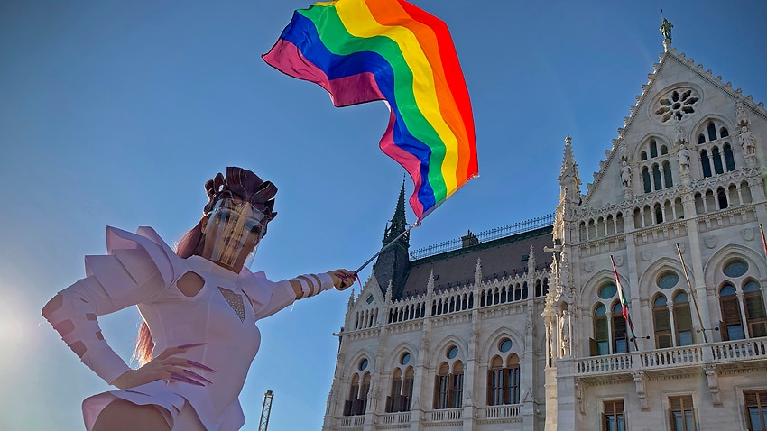 Obraz do przeczytania w artykule „Węgry wzywają do referendum w celu oceny lokalnego poparcia dla kontrowersyjnego nowego prawa anty-LGBTIQ +”