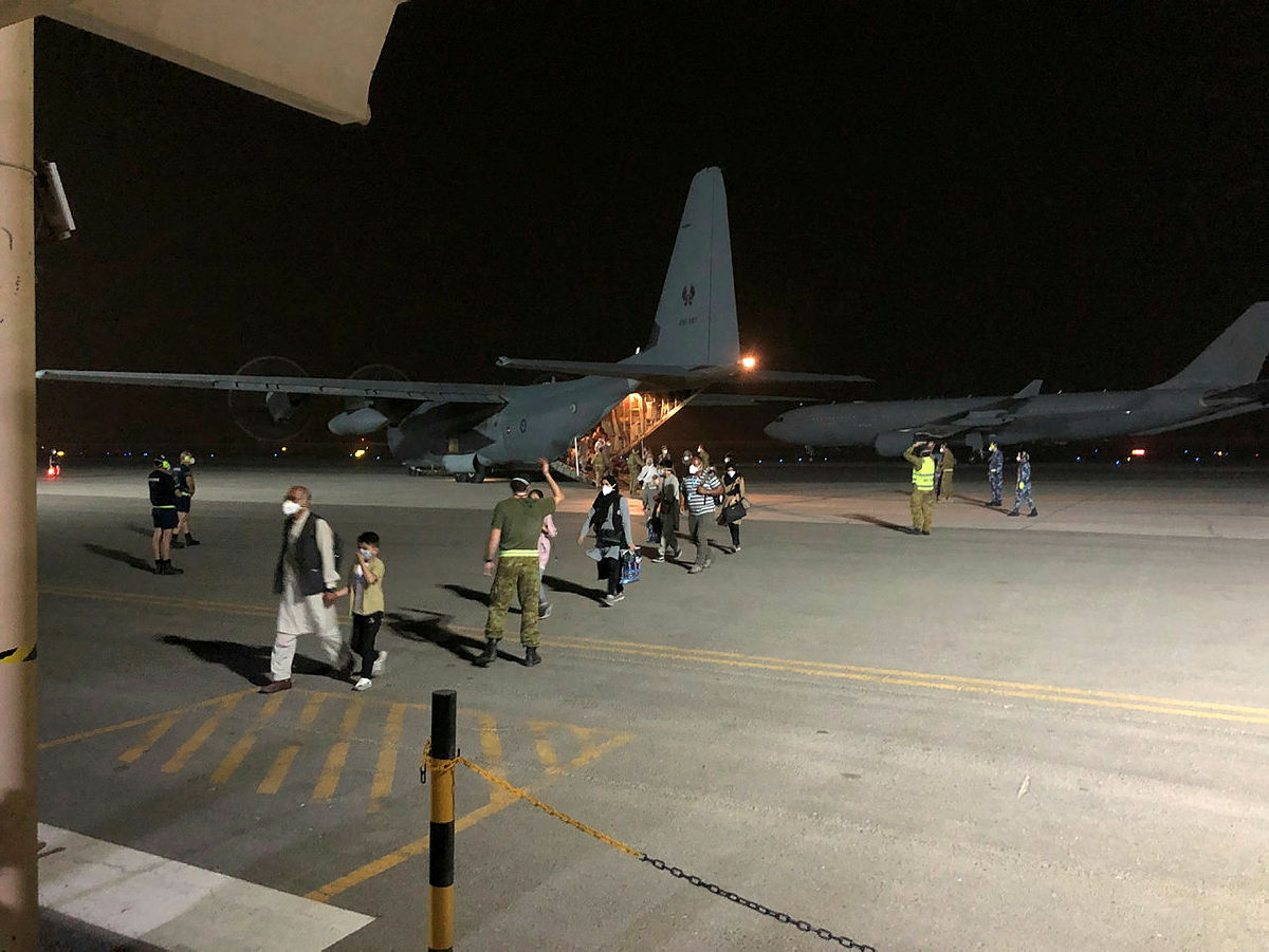 Un Hércules C-130J de la Real Fuerza Aérea Australiana llega a la base principal de Australia en la región de Oriente Medio después de regresar de Kabul, Afganistán.