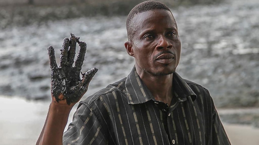 Голландский суд обязал нефтяного гиганта Shell выплатить нигерийским фермерам компенсацию за протечки трубопроводов.