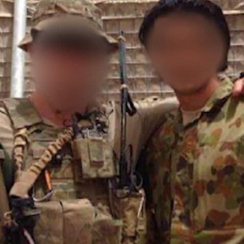 نوید در کنار یک سرباز ارتش آسترالیا در افغانستان