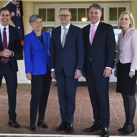 El primer ministro australiano, Anthony Albanese, con sus ministros interinos después de la ceremonia de juramentación.