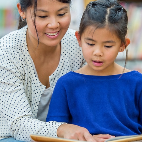 การที่พ่อแม่เอาใจใส่ต่อเรื่องการเรียนของลูกจะส่งผลดีต่อเกรด การเข้าเรียน และสวัสดิภาพของลูก (Getty Images)