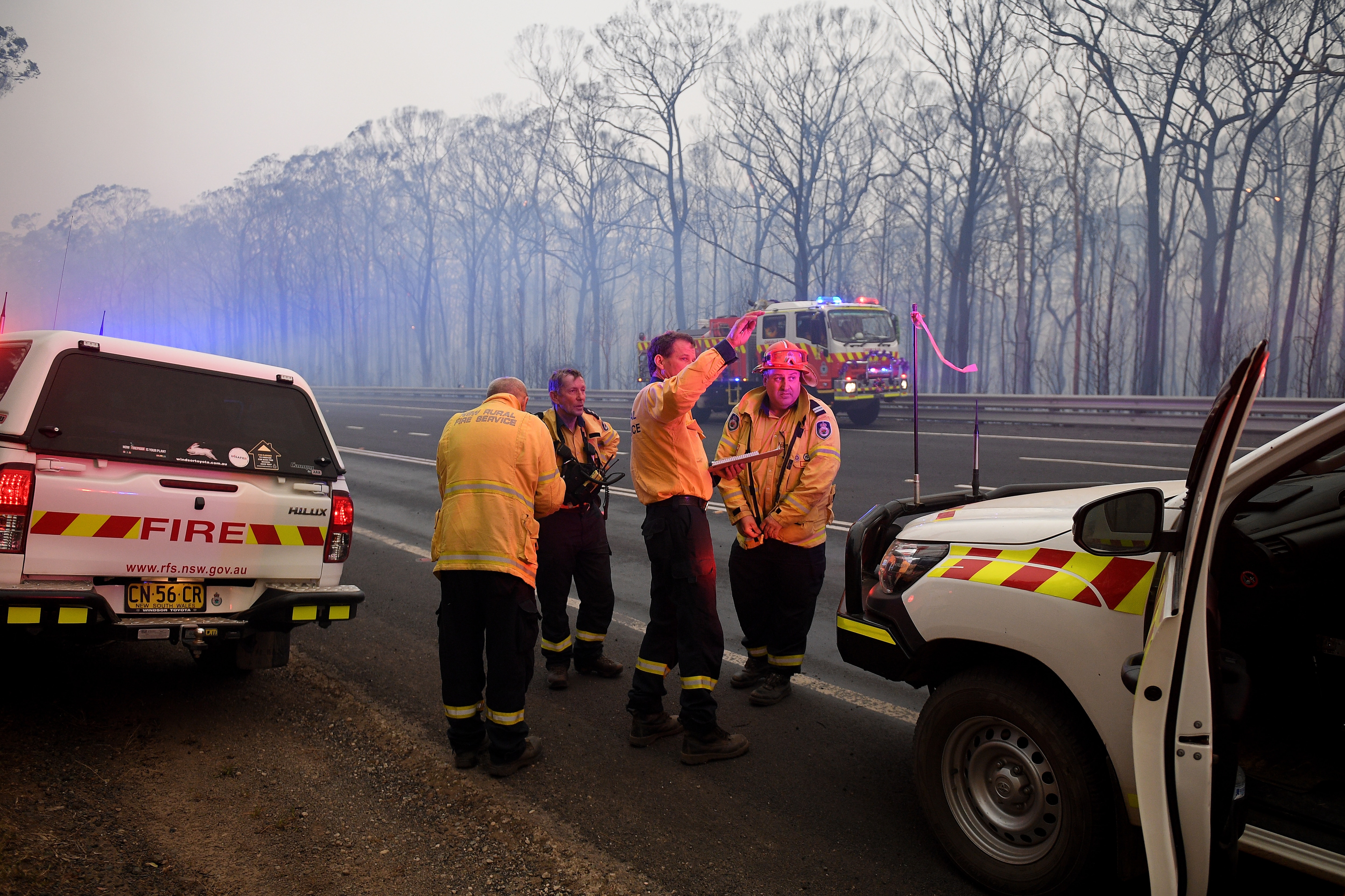 NSW Rural Fire Service Captains discuss plans as The Gospers Mountain Fire impacts Bilpin.