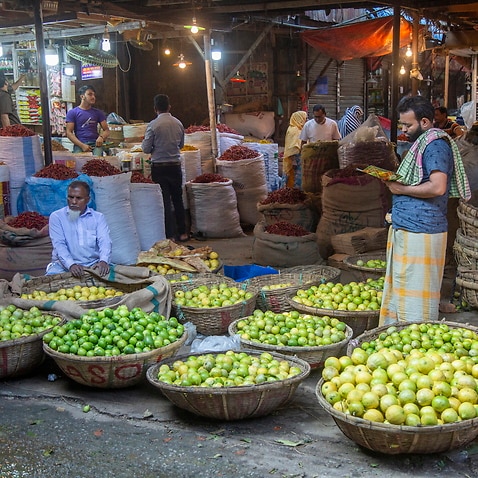 epa09639963 Vendors wait for customers as they sell lemons at a Kawran Bazar wholesale market in Dhaka, Bangladesh, 13 December 2021.  EPA/MONIRUL ALAM