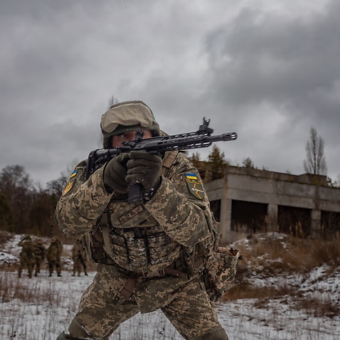 AsRussian military forces continue to mobilize on the Ukrainian border, Ukrainian reservists and civilians take part in training with 