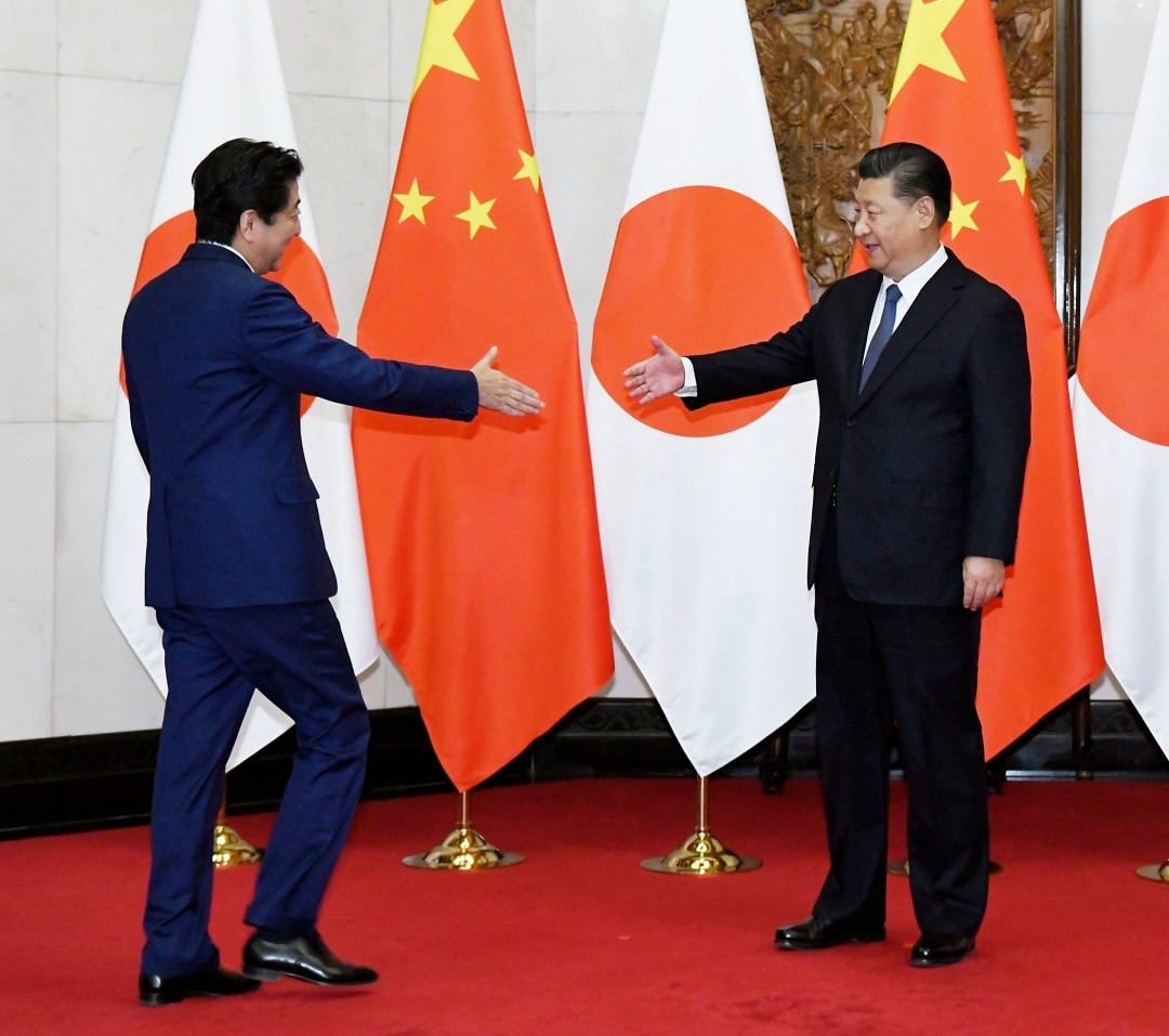 Chinese President Xi Jinping (R) Welcomes Japanese Prime Minister Shinzo Abe Prior to the Beijing Talks on October 26, 2018. (Kyodo via AP Images) == Kyodo