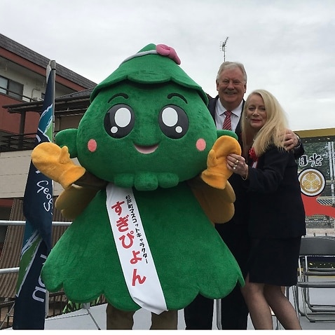 Pauline Vukelic (right) with Sugito mascot Sugipyon and a former politician Barry House at at the 400th anniversary of the founding of Sugito in 2016  