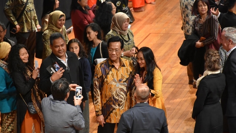 Sri Sultan Hamengku Buwono X taking picture with Indonesian community after MSO concert in Melbourne, 8 Oct 2019.