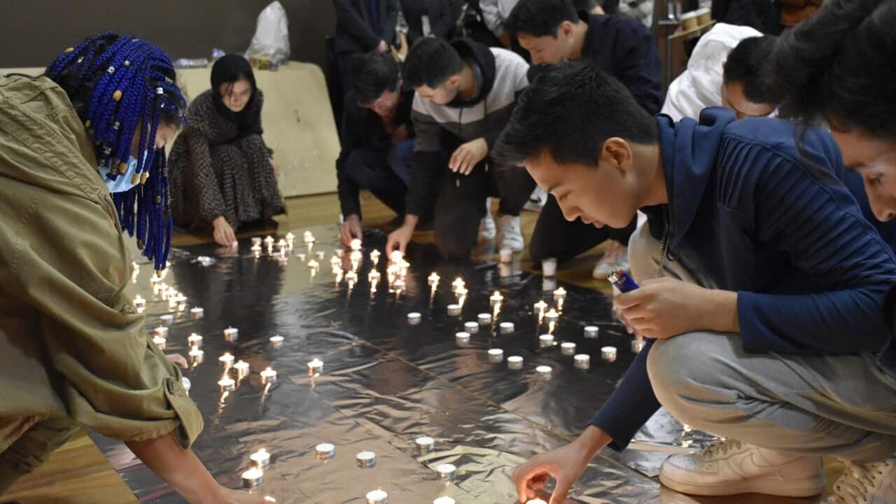 مراسم شمع‌افروزی برای یادبود از قربانیان حملات اخیر در مناطق هزاره‌نشین افغانستان در سیدنی