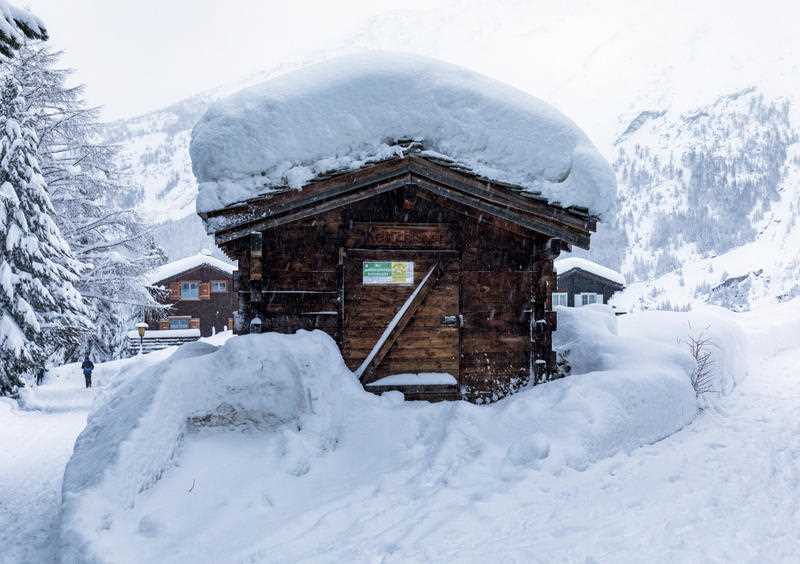 Heavy Snowfall Strands 13,000 Tourists In Swiss Alps | SBS News