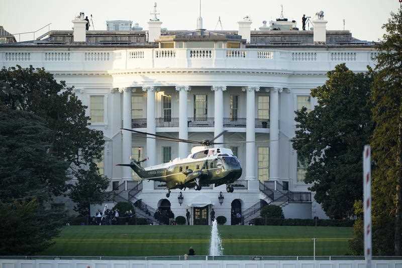 Marine One stijgt op van het Witte Huis om president Donald Trump naar het Walter Reed National Military Medical Center te brengen