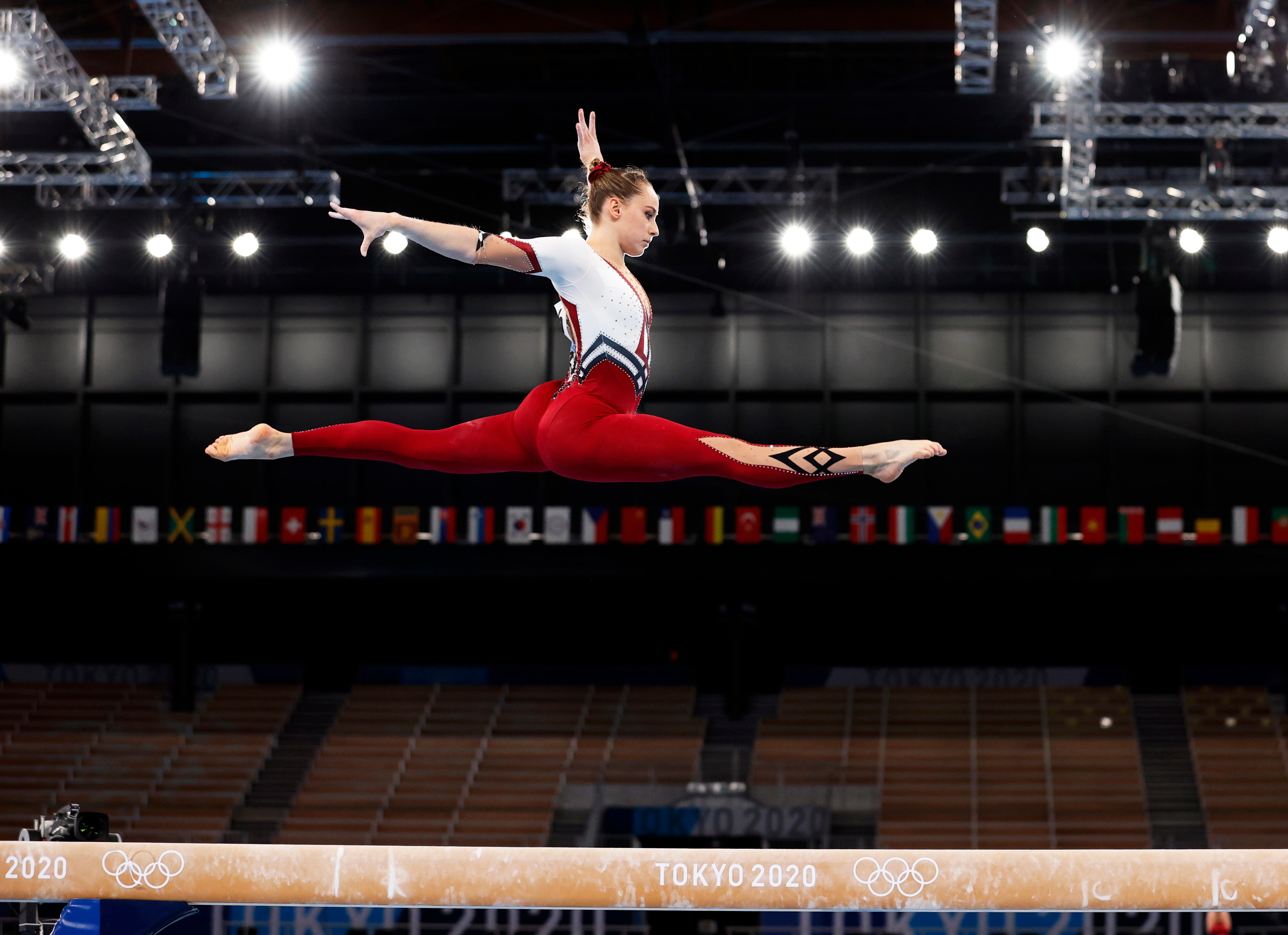 ドイツのサラ・ヴォスは、東京2020体操競技の女子予選でバランスシートを競います。