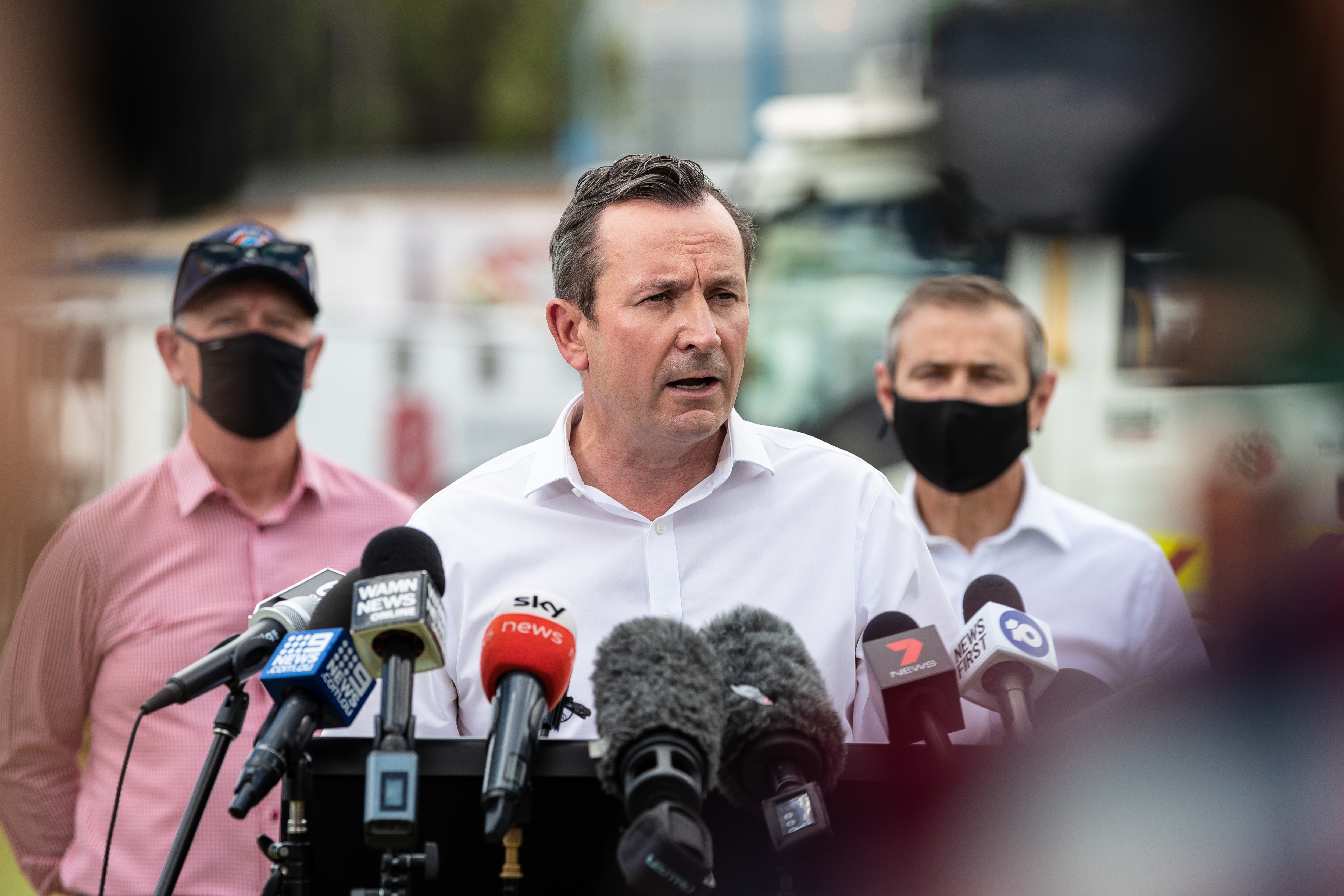 Le Premier ministre de l'Australie occidentale, Mark McGowan, prend la parole au centre de contrôle des incidents de la Mundaring Arena, à Perth, le 3 février 2021. 