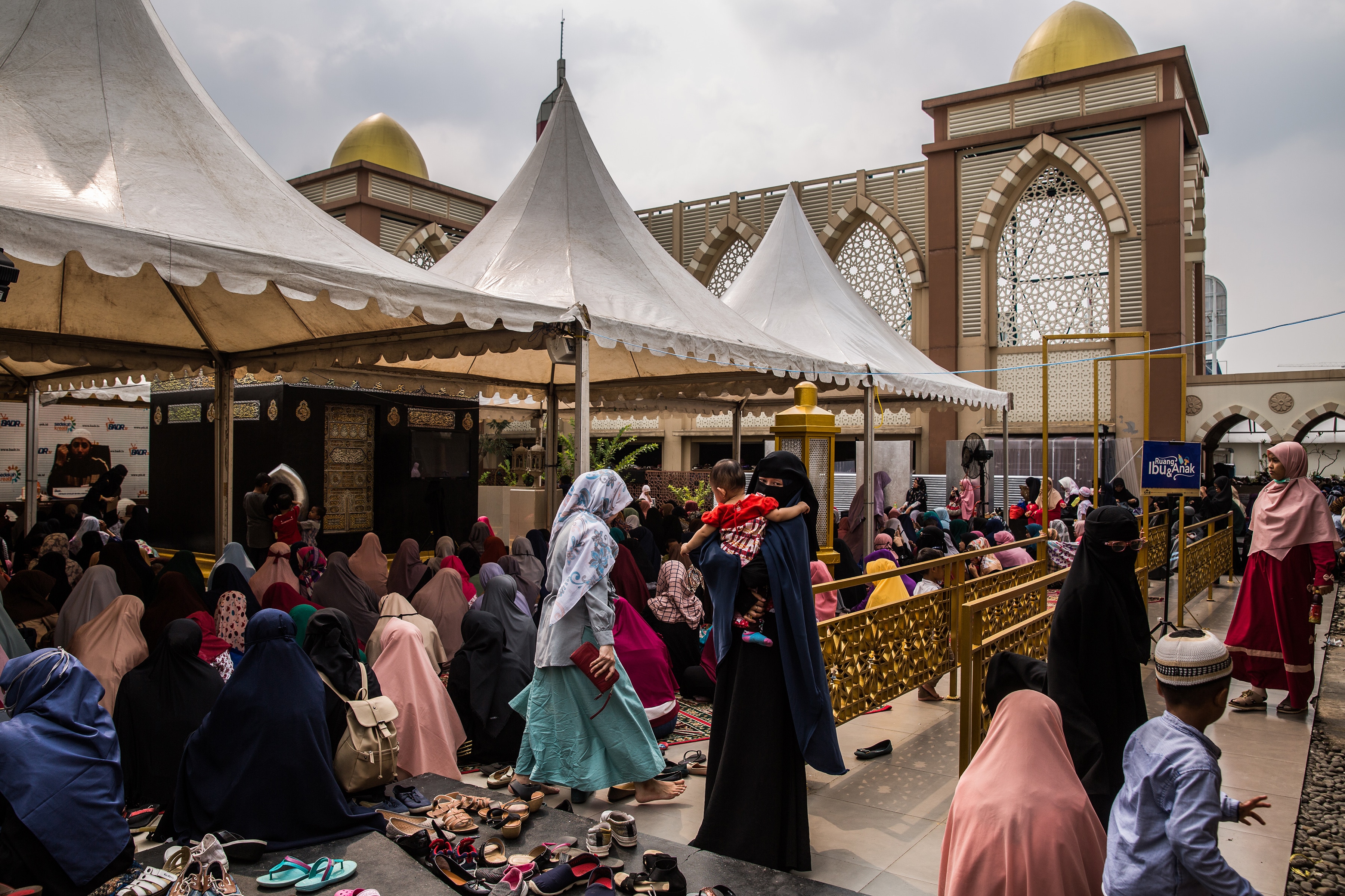 Worshippers gather at a mosque with a large black cube, a replica of the one in Mecca, Saudi Arabia, located on the rooftop of a shopping mall in Jakarta. Worshippers gather at a mosque with a large black cube, a replica of the one in Mecca, Saudi Arabia, located on the rooftop of a shopping mall in Jakarta, Indonesia.