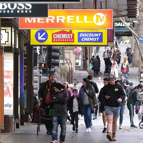 호주, 소매, 판매액/ General view of people walking and shopping in the CBD of Melbourne, Monday, May 10, 2021. The Australian Bureau of Statistics has release its estimates of retail turnover in March 2021. (AAP Image/Luis Ascui) NO ARCHIVING