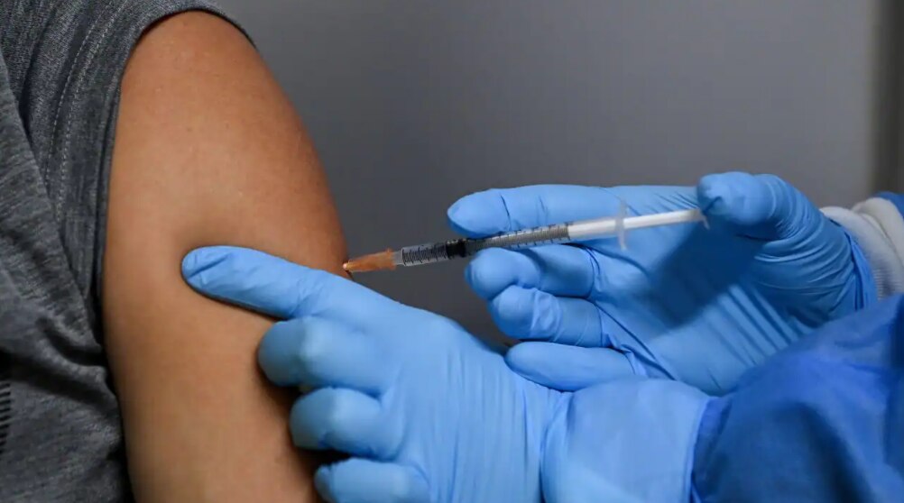 ผู้เชี่ยวชาญในออสเตรเลียเตือนประชาชนอย่าชะล่าใจเกี่ยวกับโควิดและให้รีบไปฉีดวัคซีนเข็มกระตุ้น 