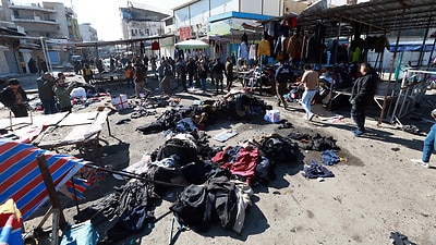 Bei einem seltenen Selbstmordanschlag wurden 32 Menschen getötet und 110 auf einem überfüllten Markt im Zentrum von Bagdad verwundet.