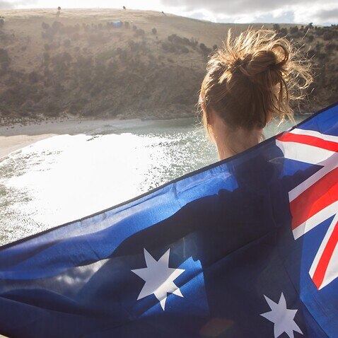 یک جوان با پرچم استرالیا در کنار جزیره کانگورو