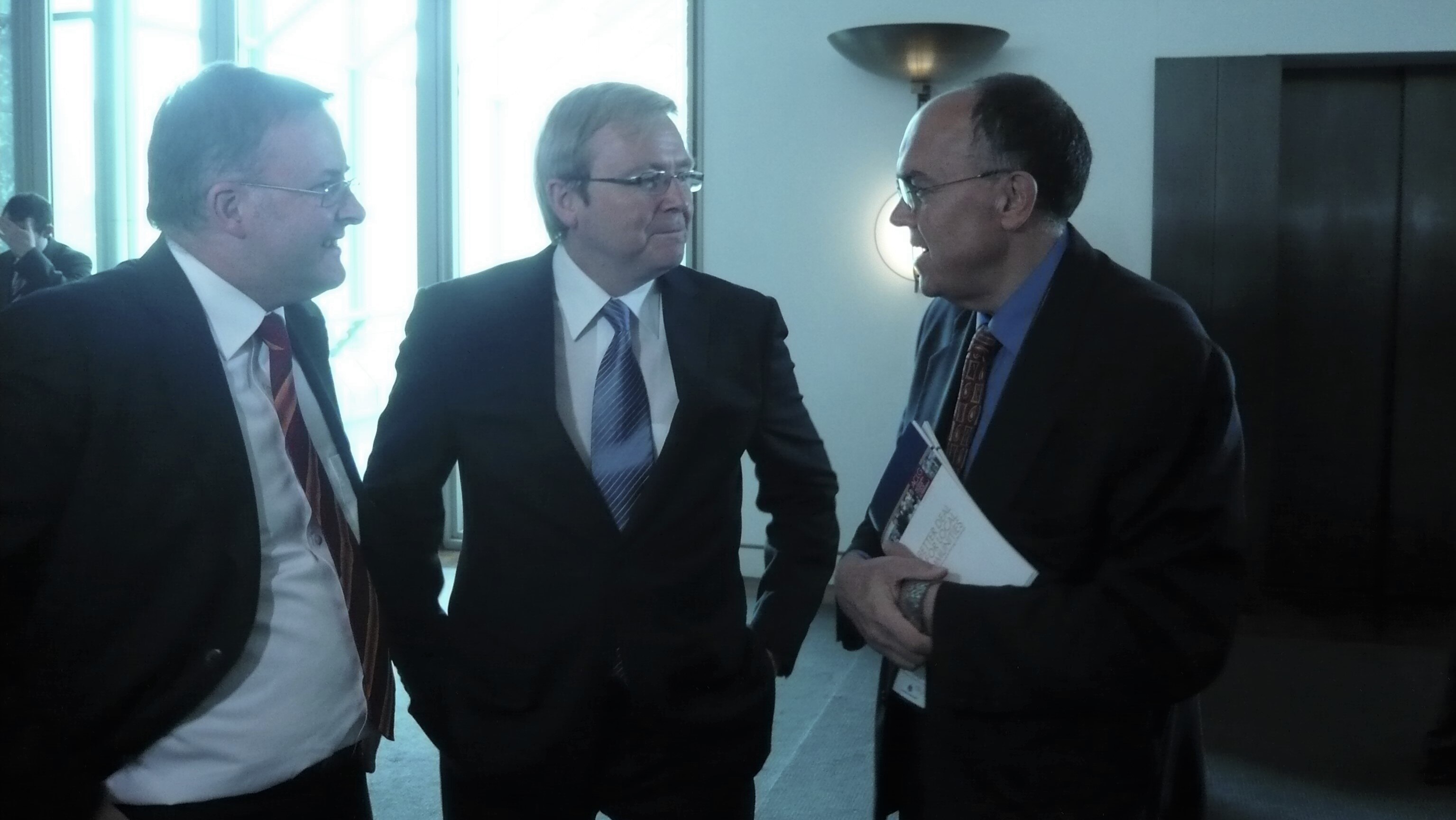 Joe Caputo (a destra) con Kevin Rudd e Anthony Albanese