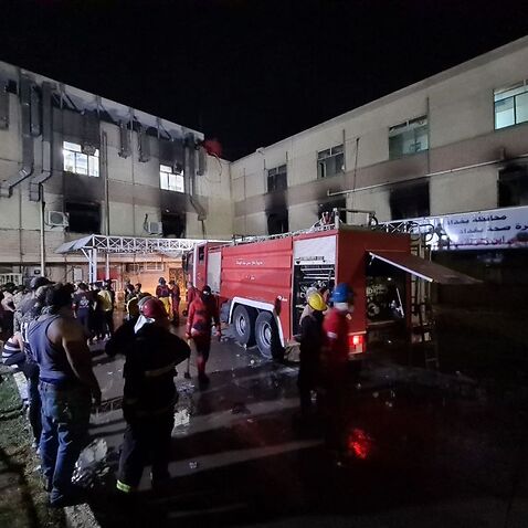 Ein Blick auf das Ibn al-Hatip-Krankenhaus, während ein Feuer im Krankenhaus ausbricht, in dem Coronavirus-Patienten in Bagdad, Irak, behandelt wurden.