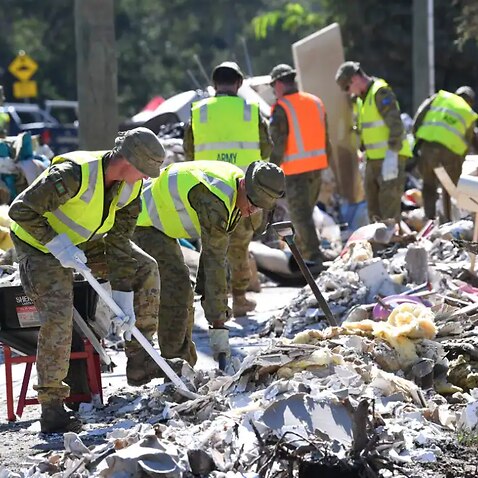 홍수 피해 복구에 나선 주민들과 군인들/ Members of the Australian Defence Force help in the clean up of flood-affected properties in Ipswich, on Tuesday, 8 March, 2022.