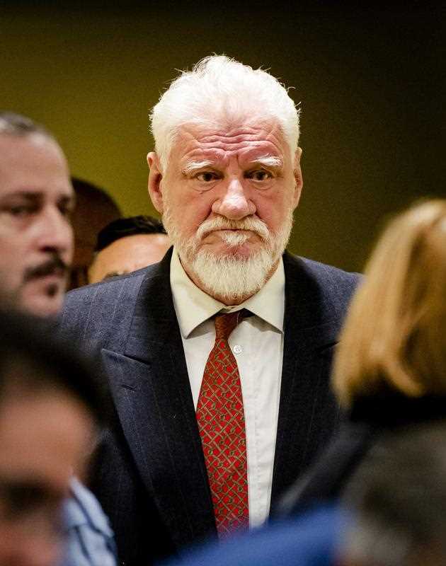Bosnian Croat, Slobodan Praljak (C) enters the court in The Hague, The Netherlands, 29 November 2017, prior to the appeals judgement in the International Criminal Tribunal for the former Yugoslavia (ICTY), for war crimes committed.