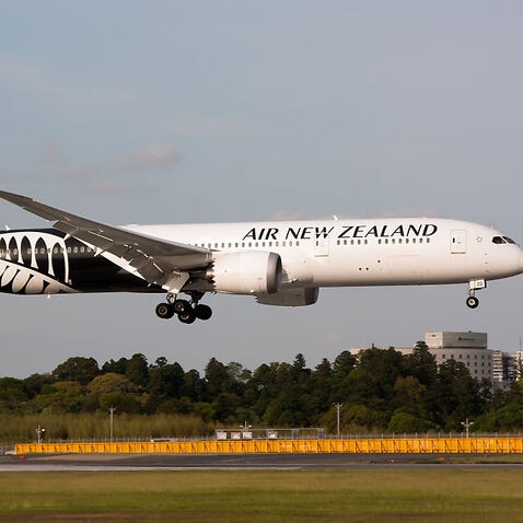 Air New Zealand Boeing 787-9 Dreamliner landing at Tokyo