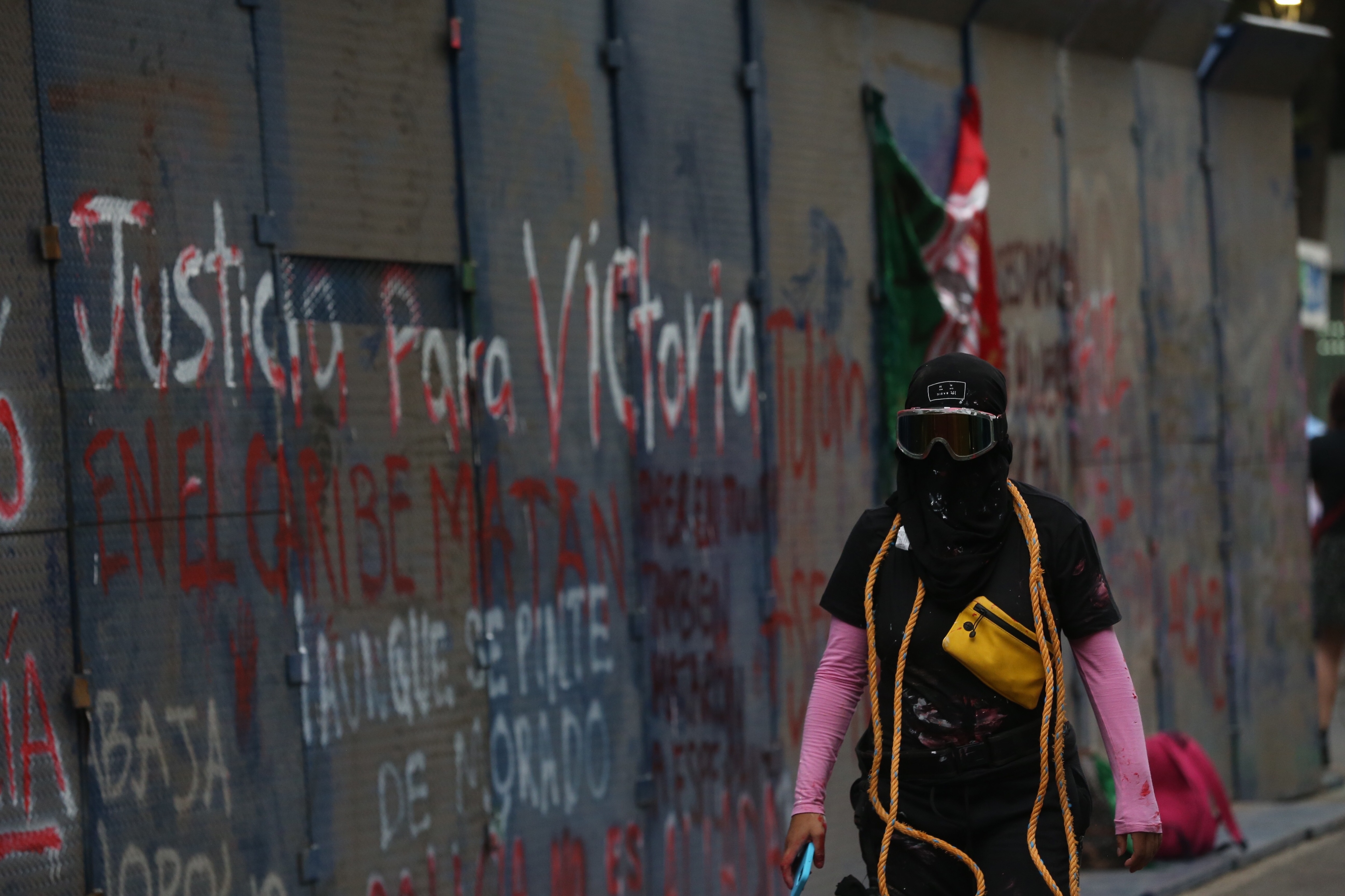 Un manifestante durante una protesta por la muerte de Victoria Salazar