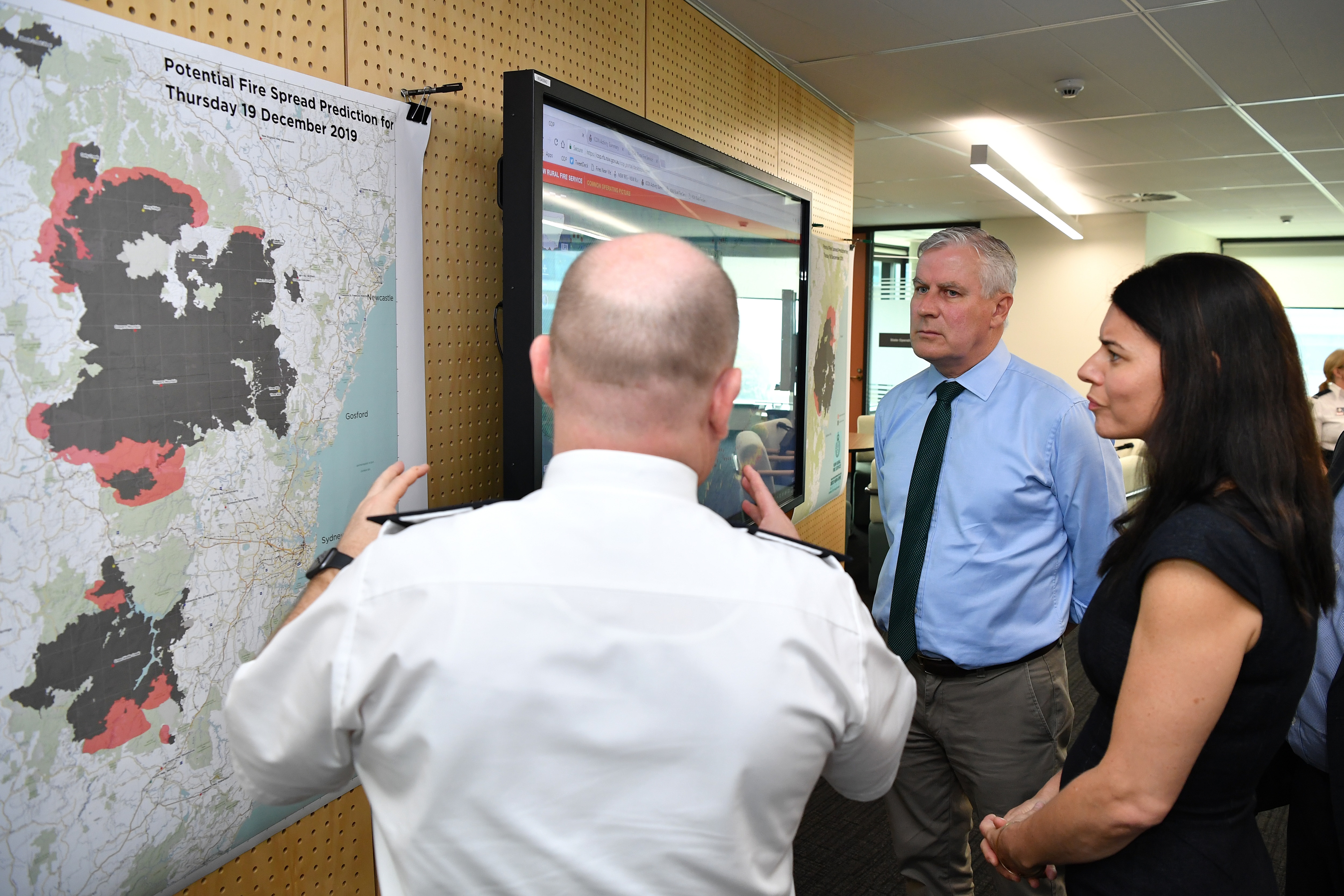 Acting Prime Minister Michael McCormack is briefed by NSW RFS Commissioner Shane Fitzsimmons.